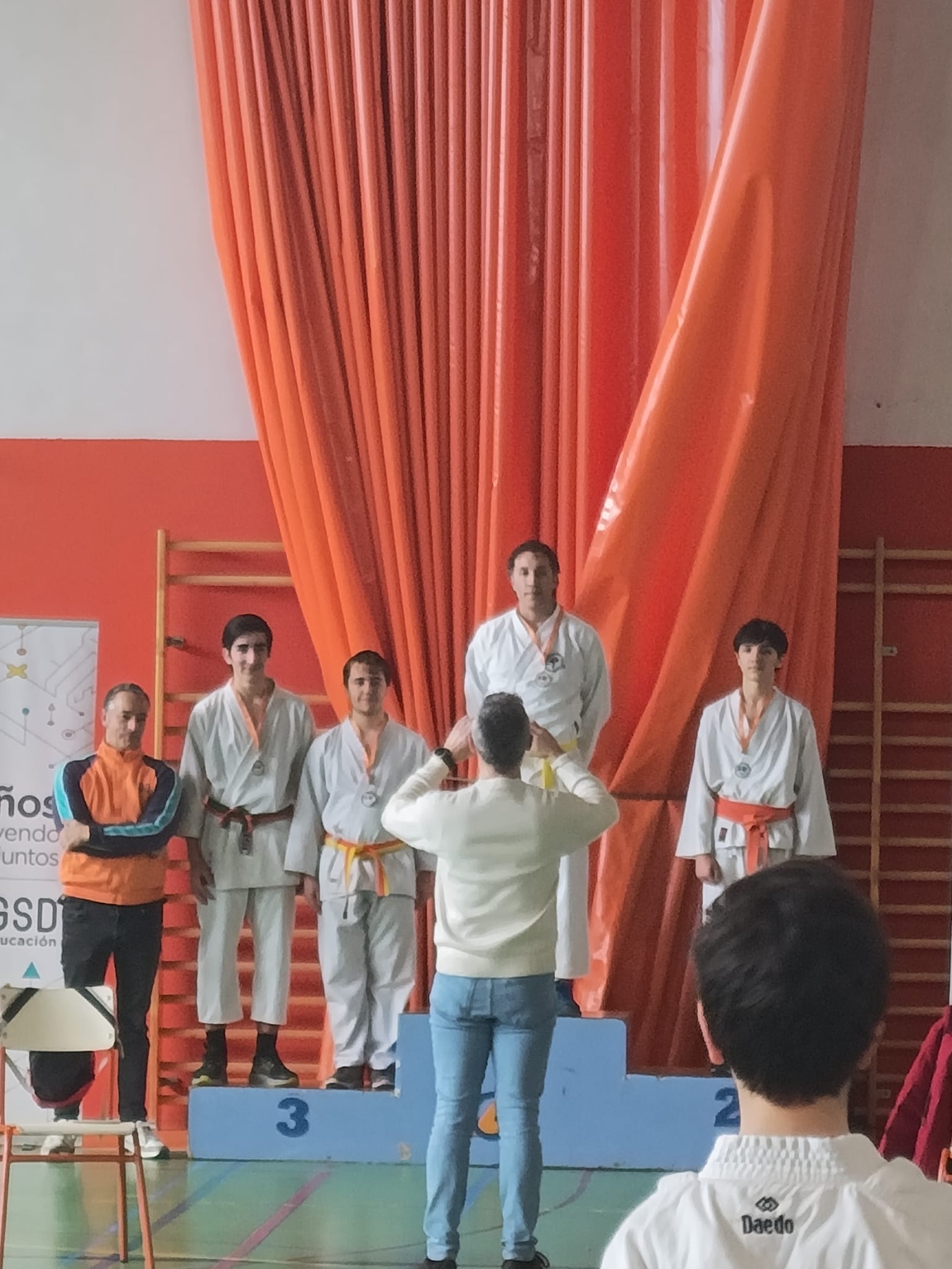 Clases de karate en el polideportivo